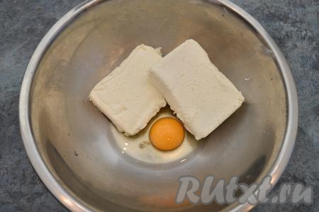 В миску выложить творог, вбить сырое яйцо, добавить щепотку соли. У меня был в меру солёный сыр, поэтому я добавила одну хорошую щепотку соли. Если у вас сыр достаточно солёный, тогда соль можно вообще не добавлять.