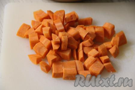 Морковь нарезать на кубики среднего размера.