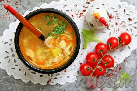 Вкусный, ароматный суп, сваренный из копчёной курицы с вермишелью, разлить по тарелкам, дополнить, по желанию, мелко нарезанной зеленью и подать к столу.