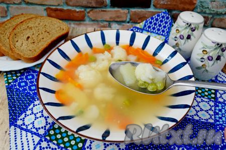Аппетитный, насыщенный и очень вкусный суп, сваренный с цветной капустой и зелёным горошком, разлить по тарелкам и горячим подать к столу. При желании при подаче блюдо можно дополнить зеленью.