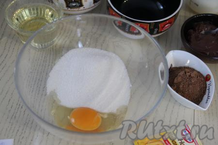 В объёмной миске соединить яйцо, ванильный сахар и обычный белый сахар.