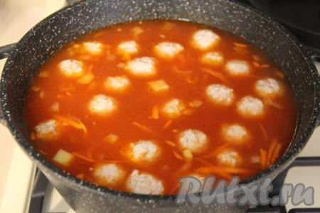После того как суп с фрикадельками с момента закипания проварится 15 минут, добавить в кастрюлю овощи, обжаренные в томате, довести суп до кипения.