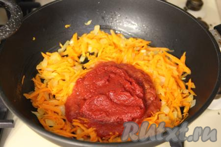 Обжарить овощи, периодически помешивая, в течение 5 минут (до мягкости морковки), затем добавить томатную пасту, перемешать.