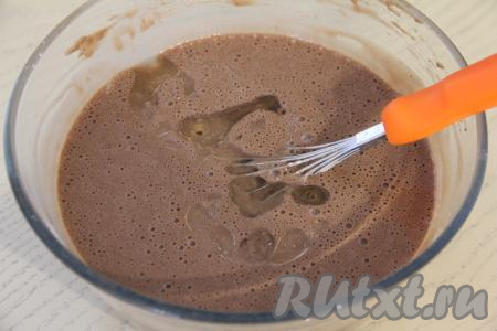 Затем добавить растительное масло, перемешать и дать блинному тесту отдохнуть в течение минут 10. Шоколадное тесто для блинов должно быть в меру густым.