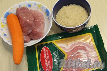 Подготовить продукты для приготовления риса с шашлыками на шпажках в банке в духовке. Морковь почистить. Мясо (у меня - свинина) вымыть и обсушить. Рис тщательно промыть водой, дать стечь лишней жидкости.