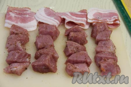 Разделить мясо на 4 части (я формировала 4 шашлычка). Каждую полоску бекона разрезать на две части, чтобы полоска стала более короткой.