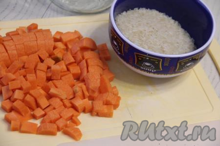 Морковь нарезать на небольшие кубики.
