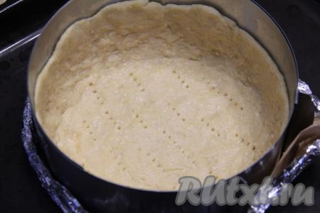 Достать основу для пирога из холодильника и сделать проколы вилкой по всей поверхности дна пирога.