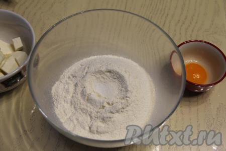Муку просеять в объёмную миску, добавить соль и сахар. 