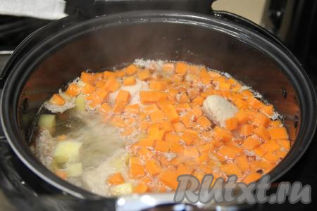 Закрыть крышку мультиварки и выставить режим "Суп" на 1 час. После звукового сигнала достать кусочки курицы из супа, дать мясу немного остыть. Отделить мясо от костей.