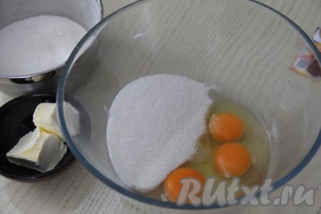В миску, в которой будет удобно взбивать миксером, разбить яйца, всыпать сахар.