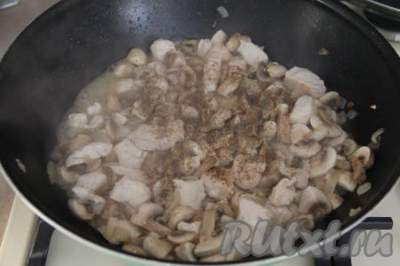 Обжаривать курицу с грибами 15 минут, в процессе обжаривания шампиньоны выделят сок. Затем посолить по вкусу, можно добавить любимые специи, перемешать.
