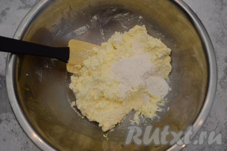 Всыпать половину муки, тщательно перемешать тесто для сырников. А затем начать добавлять примерно по 1 столовой ложке муки, каждый раз тщательно вмешивая её в творожно-желтковое тесто для сырников.