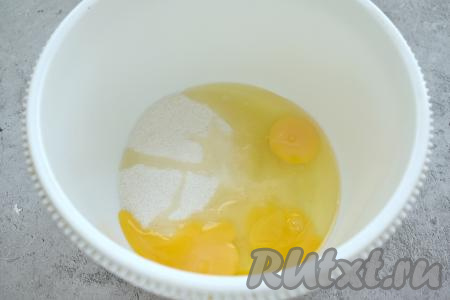 Кефир для замешивания теста должен быть комнатной температуры, поэтому его нужно заранее достать из холодильника, либо подогреть в течение 30 секунд в микроволновке. Теперь можно приступать к замешиванию теста. Для этого в миску, в которой будет удобно взбивать миксером, разбиваем куриные яйца, всыпаем к ним сахар.