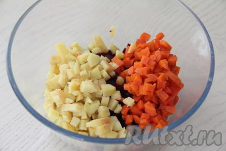 Картошку и морковь почистить и тоже нарезать на кубики размером 1 сантиметр на 1 сантиметр, добавить в салатник со свеклой.