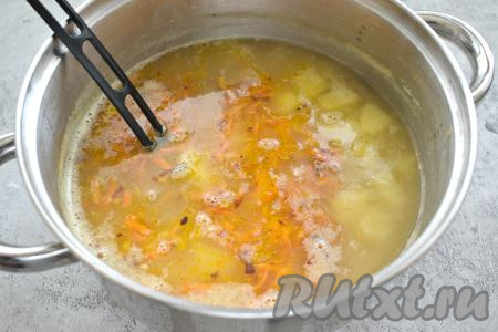 Когда картошка в супе станет достаточно мягкой (то есть проварится 15-20 минут), добавляем в кастрюлю обжаренные лук и морковь, доводим до кипения, а после этого варим гороховый суп с бараниной ещё 5-7 минут на небольшом огне.