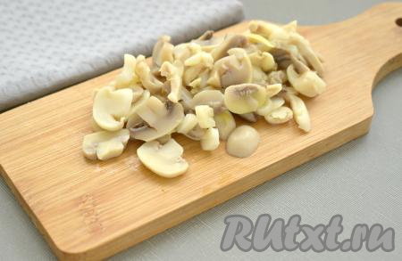 Маринованные грибы (у меня - шампиньоны) нарезаем на небольшие кусочки (или тонкие ломтики), добавляем в миску с картошкой и морковью.