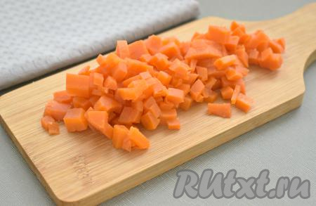 На маленькие кубики нарезаем и морковку, добавляем в миску с картошкой.