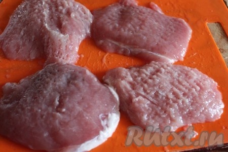 Каждый кусок мяса нужно отбить с двух сторон. 
Я отбила слегка, но если предпочитаете, чтобы мясо совсем не стягивалось в процессе жарки, то отбейте его потоньше.