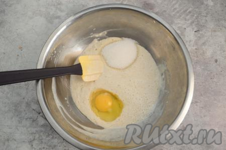 Затем вбить в овсяно-кефирную массу сырое яйцо, добавить сахар и соль, перемешать.