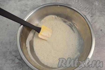 Перемешать овсяную муку с кефиром до однородности лопаткой (или столовой ложкой) и оставить на 5 минут, чтобы овсянка немного набухла.