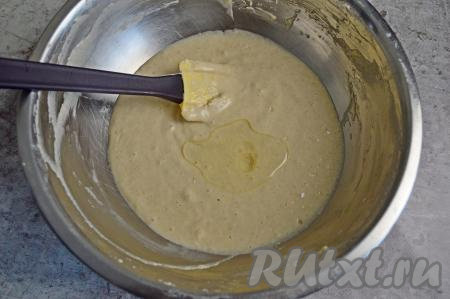 В получившееся тесто влить 1 столовую ложку растительного масла, очень хорошо перемешать. Масло добавляется в тесто, чтобы оладьи не приставали к сковороде во время жарки и хорошо переворачивались.