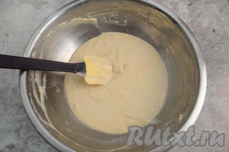 Вмешать муку в тесто и начать добавлять оставшуюся пшеничную муку по столовой ложке, вмешивая её в тесто. Итоговое тесто для оладий должно получиться, как достаточно густая сметана, оно будет медленно стекать с лопатки. В зависимости от размера яйца, жирности кефира и свойств вашей муки, для получения требуемой густоты теста может потребоваться добавить чуть больше или чуть меньше пшеничной муки. Поэтому при замешивании теста для оладий ориентируйтесь именно на густоту теста.