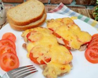 Филе бедра курицы с помидорами и сыром в духовке