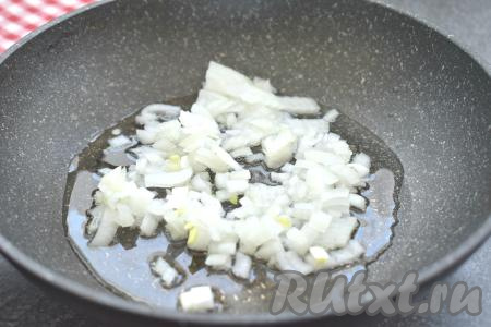 Пока варится картофель, займёмся обжариванием овощей для рассольника. Для этого хорошо прогреваем в сковороде растительное масло, выкладываем лук, нарезанный на маленькие кубики, и обжариваем 3-4 минуты (до мягкости лука) на среднем огне, периодически помешивая.