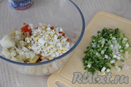 Лук мелко нарезать и добавить в салат.