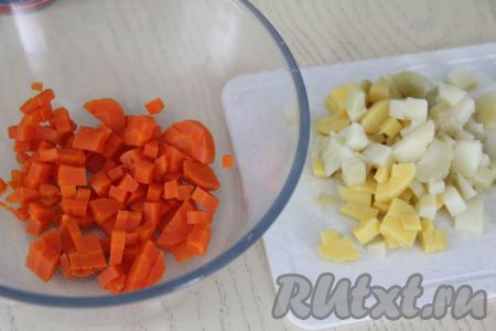Картошку и морковь почистить, затем нарезать на небольшие кубики.