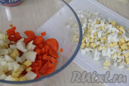 Яйца почистить и тоже нарезать на небольшие кубики. Соединить в салатнике нарезанные картошку, морковку и яйца.