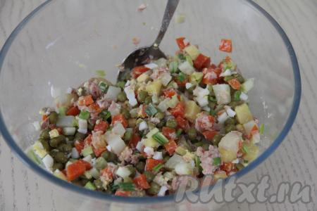 Подсолить по вкусу салат "Оливье" с консервированным тунцом и перемешать. 
