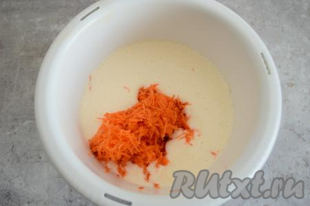Добавить натёртую морковку в чашу с яично-масляной массой.