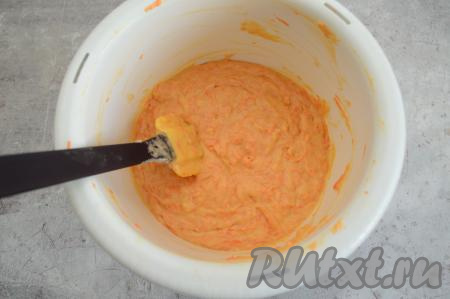 Вмешать муку и разрыхлитель в морковное тесто лопаткой. А затем начать по столовой ложке подсыпать оставшуюся муку, каждый раз полностью вмешивая её в тесто. Вмешивать муку в бисквитное тесто нужно движениями лопатки снизу вверх, стараясь не осаждать воздушность взбитых яиц. Добавляя муку, учитывайте, что морковное тесто должно получиться в меру густым, оно будет медленно стекать с ложки.