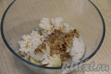 В глубокой миске соединить картошку, рис и жареный лук.