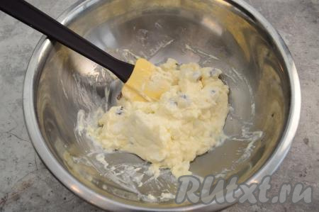 Размять творожную массу и яйцо до однородности лопаткой (или вилкой).