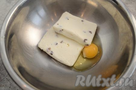 В миску выложить творожную массу, вбить сырое яйцо. Так как творожная масса сладкая, дополнительный сахар в сырники я не добавляю.