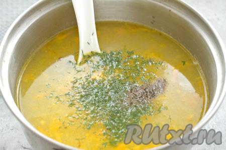 В конце приготовления перчим суп, если нужно, досаливаем, добавляем мелко нарезанный укроп (или другую свежую зелень), перемешиваем, даём закипеть, провариваем 1-2 минуты и убираем с огня.