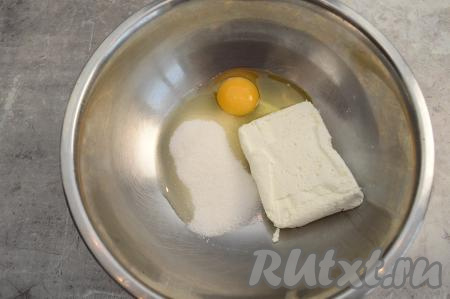 В миску всыпать сахар, вбить яйцо и выложить творог.