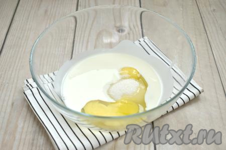Кефир для замешивания теста для вафель должен быть комнатной температуры, поэтому либо достаньте его заранее, чтобы он успел согреться, либо подогрейте в течение 10-20 секунд в микроволновке. Наливаем в глубокую миску кефир комнатной температуры, всыпаем сахар, добавляем яйца.