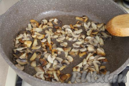 В сковороду влить растительное масло, выложить шампиньоны и обжаривать их 10-15 минут на среднем огне, иногда помешивая. В процессе обжаривания подсолить грибы.