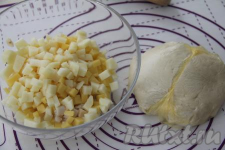 Картошку и солёное сало нарезать на мелкие кубики. Соединить картошку и сало в миске, слегка посолить, перемешать и начинка для мантов готова. Не надо готовить начинку заранее, иначе картошка потемнеет.