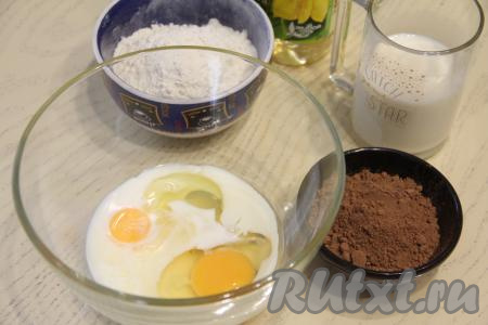 В миске соединить яйца со 150 миллилитрами молока, всыпать сахар и перемешать венчиком.