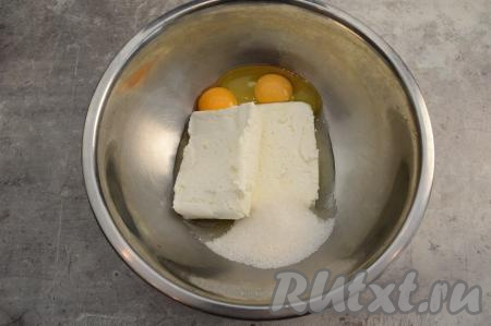 В миску выложить творог, яйца и сахар.
