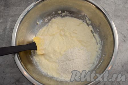 Затем добавлять по столовой ложке муки, каждый раз вмешивая её в тесто для сырников.