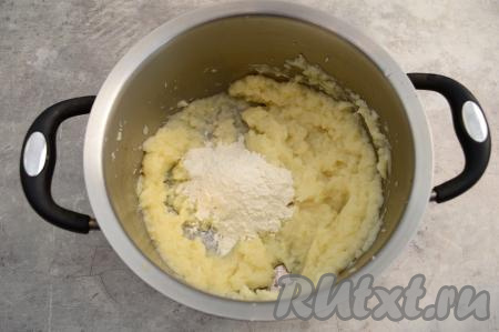 Затем всыпать 50 грамм муки, перемешать тесто для котлет из цветной капусты до однородности.