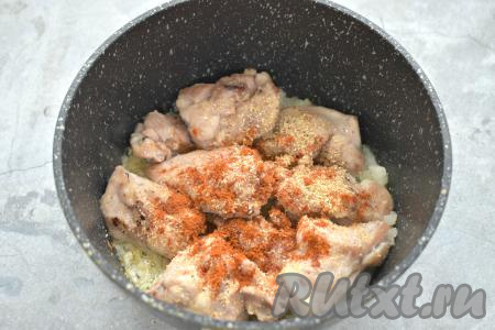 К обжаренному луку выкладываем обжаренные кусочки мяса курицы, приправляем специями (у меня - паприка и чёрный молотый перец) и сушёным (или пропущенным через пресс) чесноком.