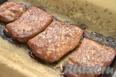 Запекаем отбивные из свинины в соевом соусе минут 40 при температуре 180 градусов. Для того чтобы убедиться в готовности мяса, можно сделать надрез ножом. Если в разрезе цвет мяса светло-серый, без розового оттенка, значит наши отбивные готовы, сразу достаём их из духовки.