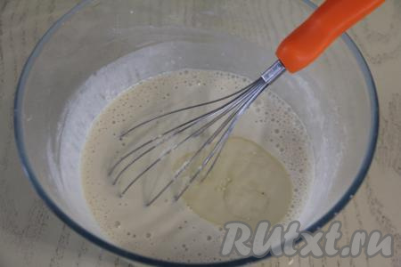 В получившееся тесто для блинов, замешанное на йогурте и молоке, влить 2 столовых ложки растительного масла, перемешать.